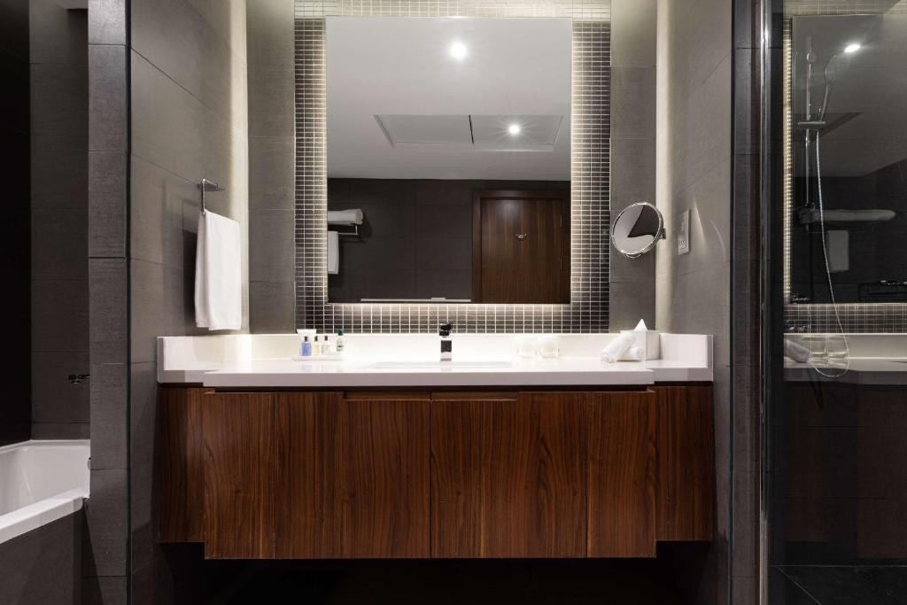 A bathroom at Radisson Blu Hotel, Dubai Canal View