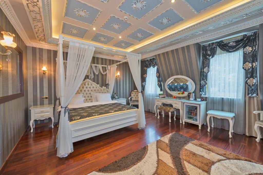 فندق جولدن هورن في إسطنبول: غرفة نوم بسرير وطاولة وكراسي