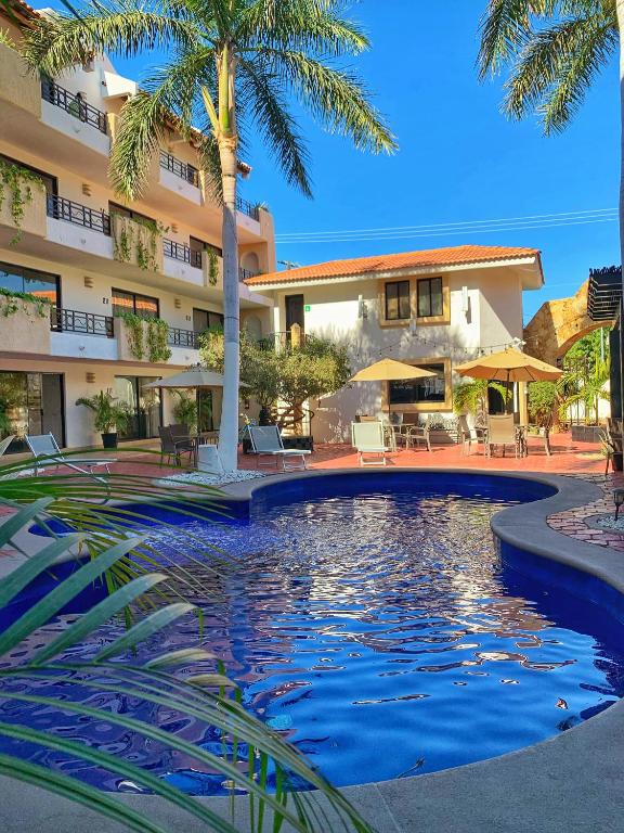 ein Schwimmbad vor einem Hotel in der Unterkunft Hotel Santa Fe Los Cabos by Villa Group in Cabo San Lucas