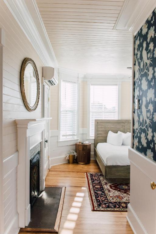 The Gibson Inn - Deluxe King Suite