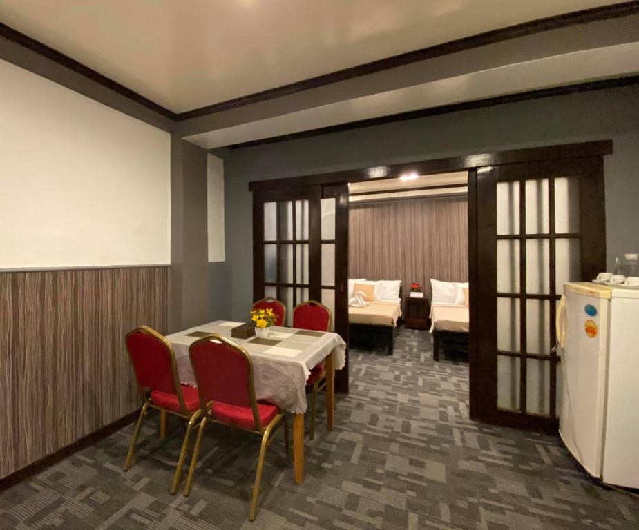 Posezení v ubytování Amax Inn Makati