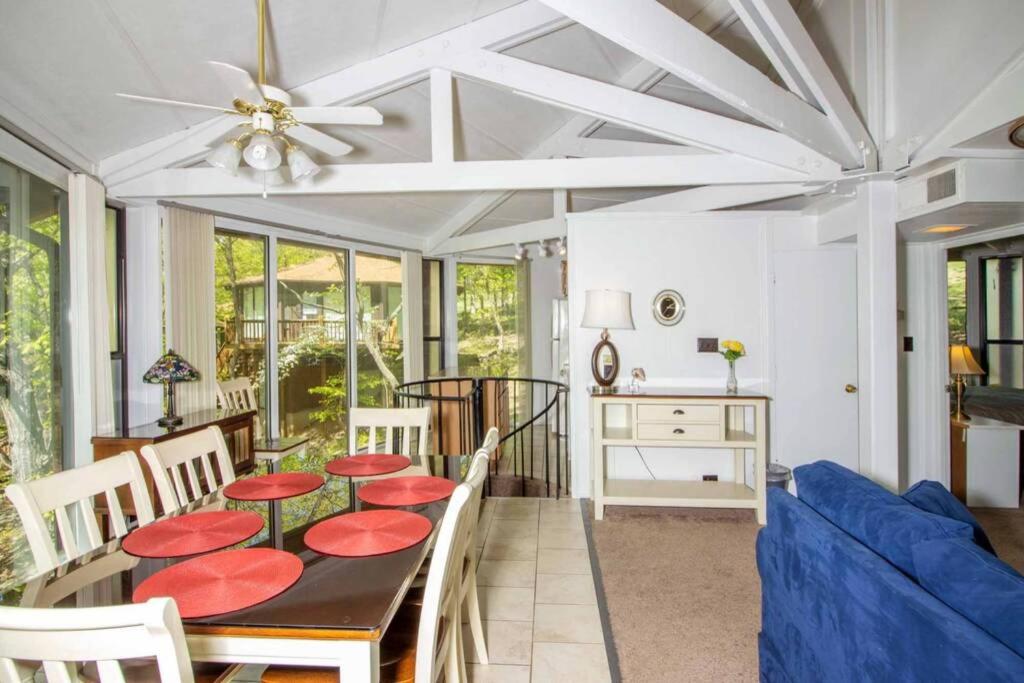 une salle à manger avec une table et un canapé bleu dans l'établissement Unit 9 - Treetop 2 Bedroom Villa, à Four Seasons