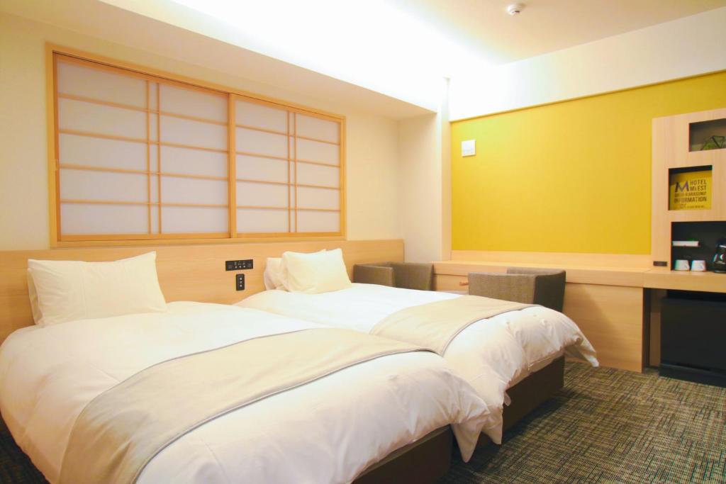 Postel nebo postele na pokoji v ubytování Hotel M's Est Shijo Karasuma