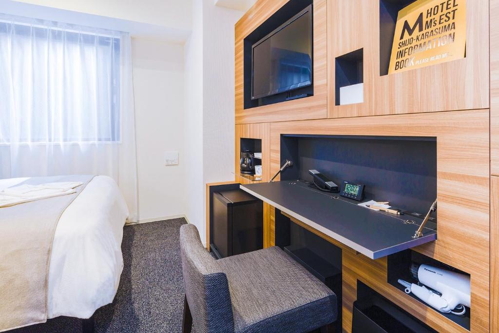 TV a/nebo společenská místnost v ubytování Hotel M's Est Shijo Karasuma