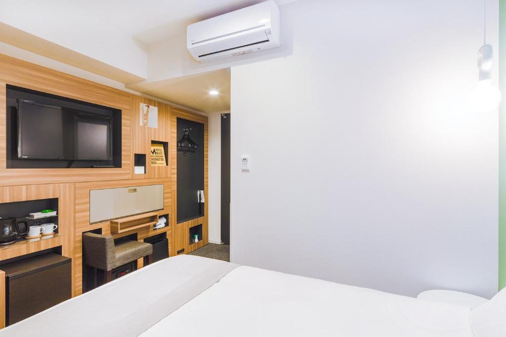 Postel nebo postele na pokoji v ubytování Hotel M's Est Shijo Karasuma
