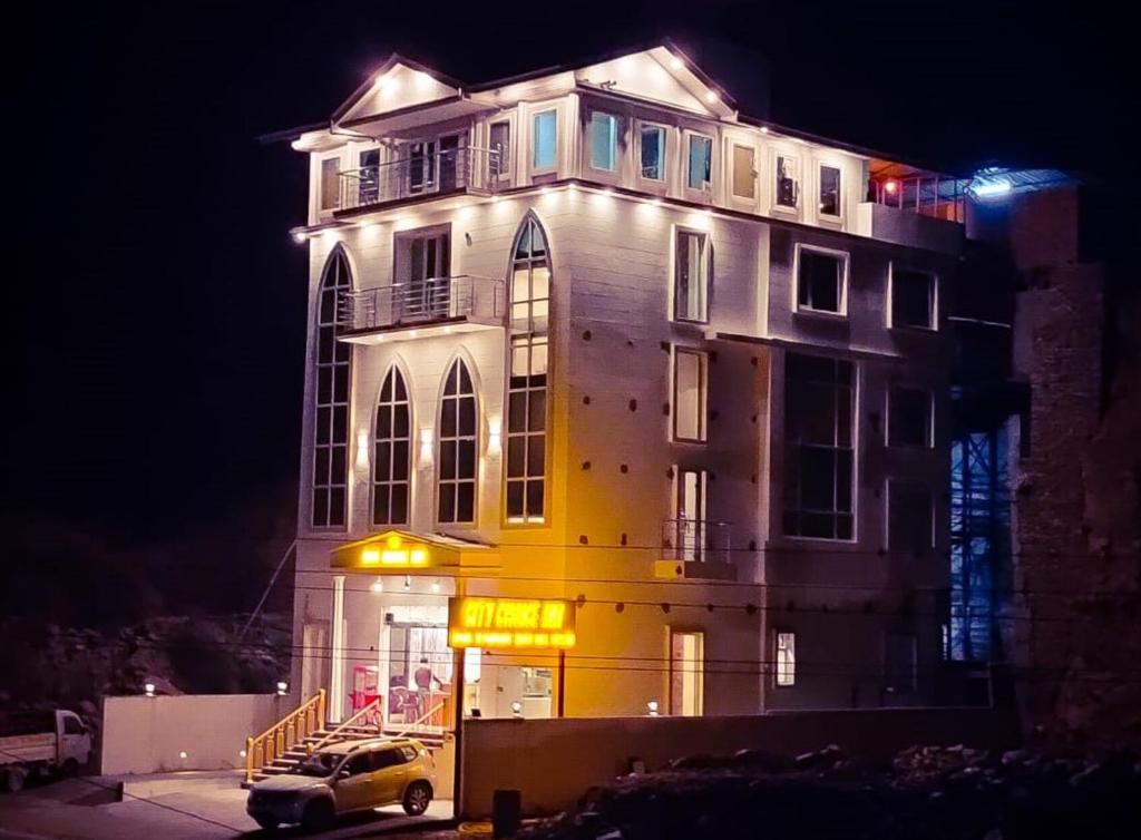 um edifício com um carro estacionado em frente em City Choice Inn em Kulu