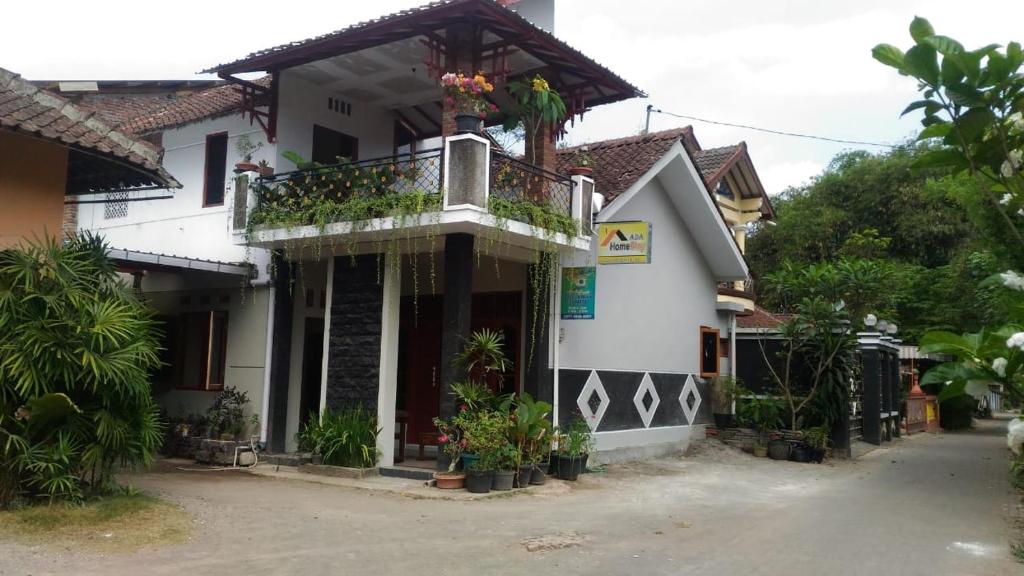 een gebouw met een balkon met planten erop bij ADA Homestay in Borobudur