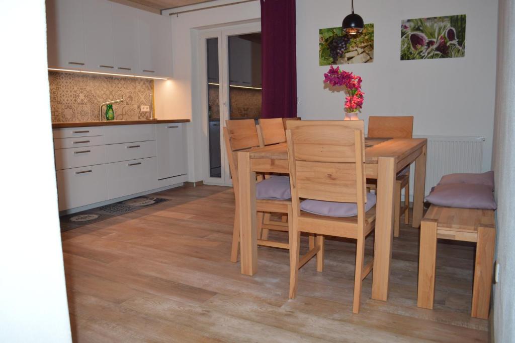 a kitchen and dining room with a table and chairs at Ferien- und Winzerhof Ute Braun in Nordheim