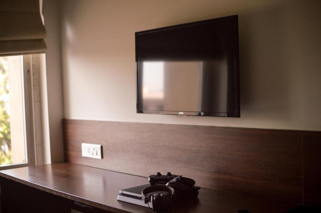 TV a/nebo společenská místnost v ubytování Zoot Kochi Infopark