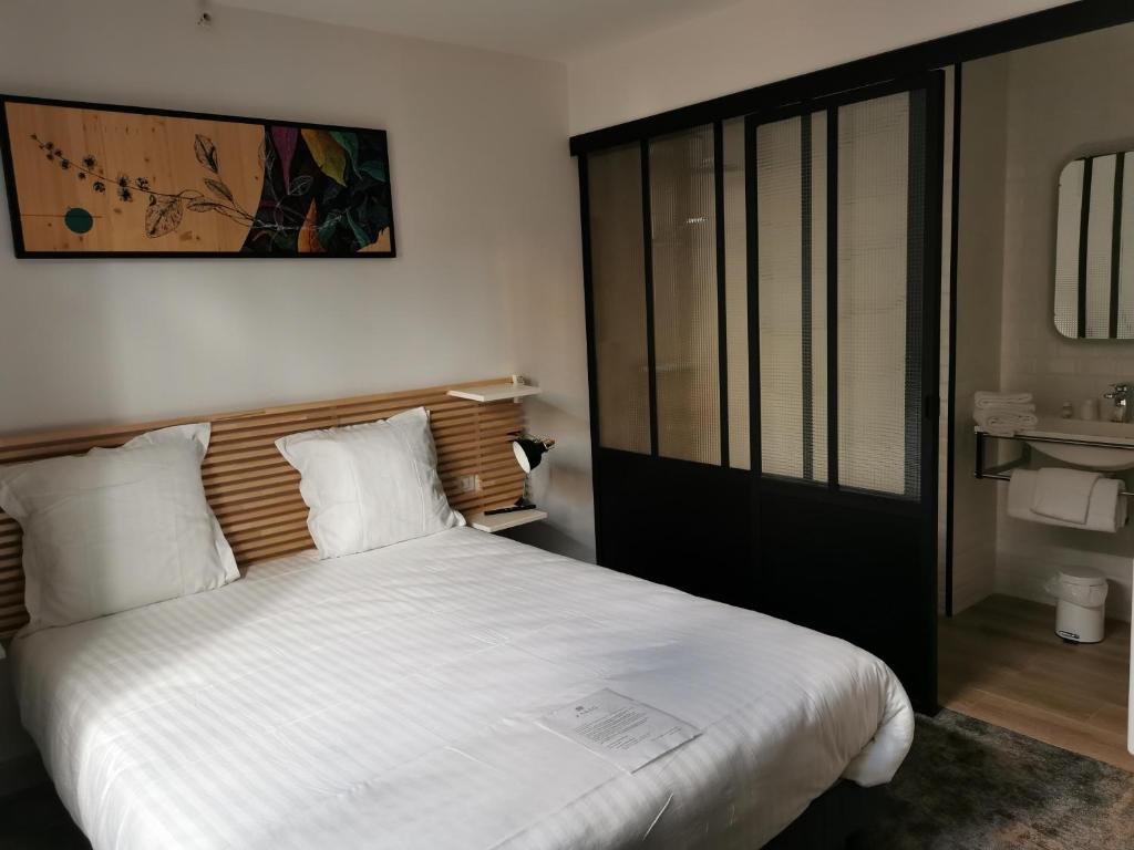 Postel nebo postele na pokoji v ubytování Hôtel Zadig
