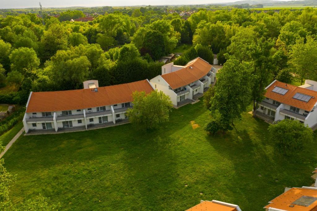 uma vista superior de um grande edifício com um telhado vermelho em Termál Kemping Apartmanok és Bungalók em Harkány