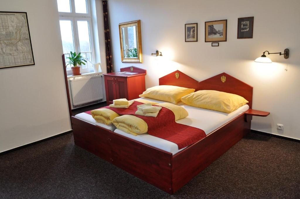 Postel nebo postele na pokoji v ubytování Hotel Císař Ferdinand