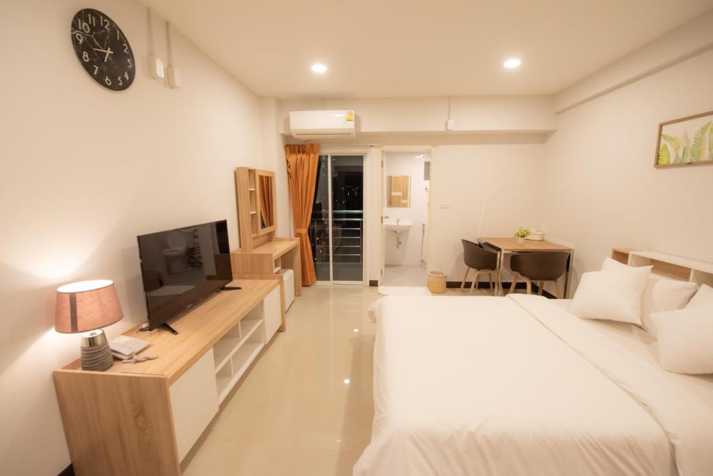 TV a/nebo společenská místnost v ubytování U Sabai Hotel Bangkok