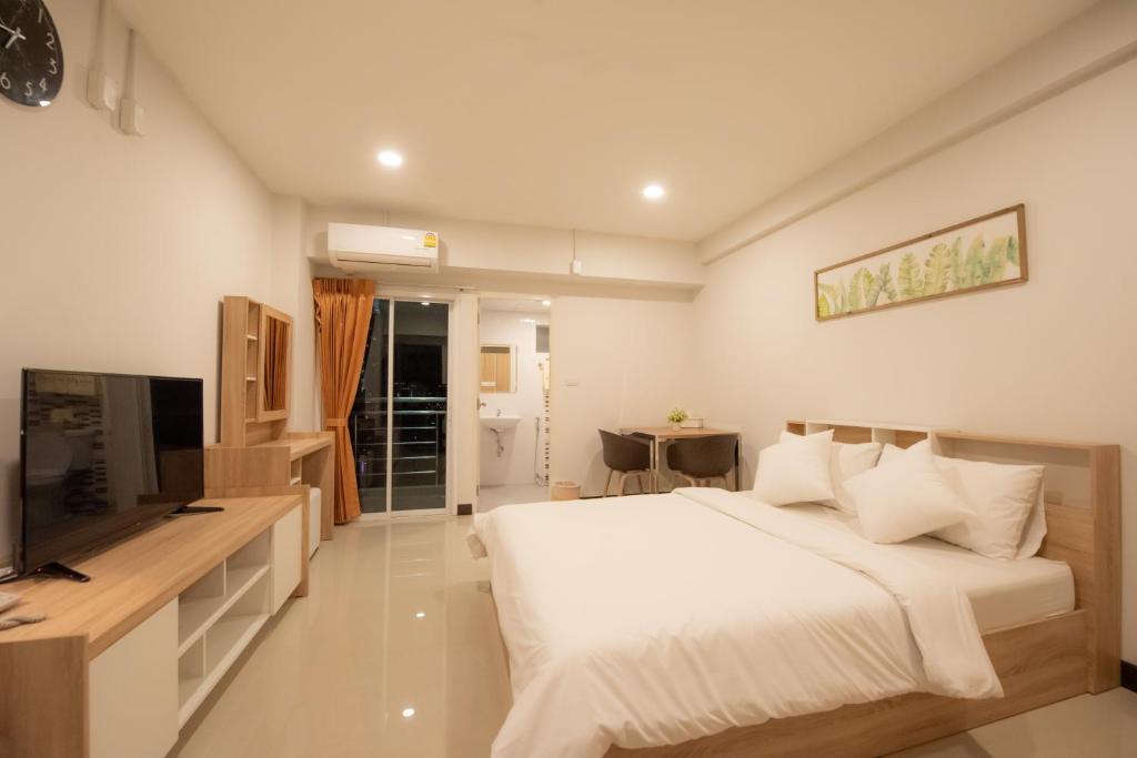 TV a/nebo společenská místnost v ubytování U Sabai Hotel Bangkok