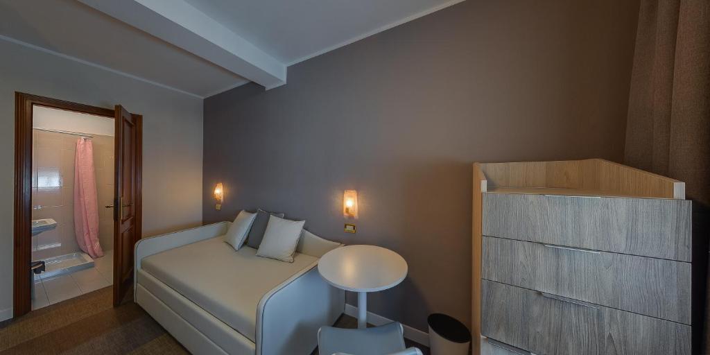 A bed or beds in a room at Hotel Europa