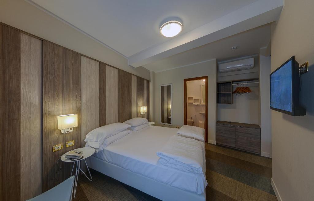 A bed or beds in a room at Hotel Europa