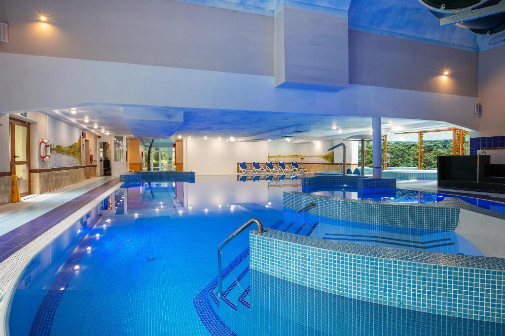 Bazén v ubytovaní Hotel Verde Montana Wellness & Spa alebo v jeho blízkosti