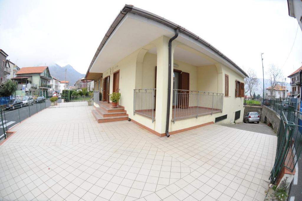 una casa con un gran patio con balcón en Da Zio Antonio, en Agerola