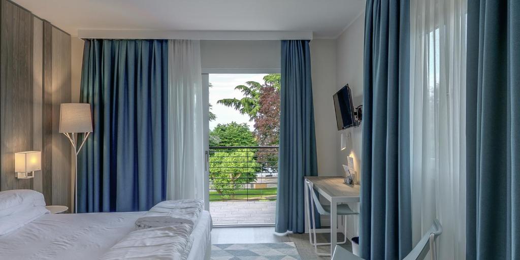 A bed or beds in a room at Hotel Europa