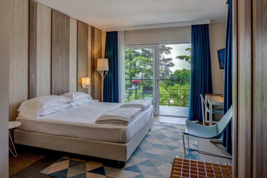 A bed or beds in a room at Hotel Europa