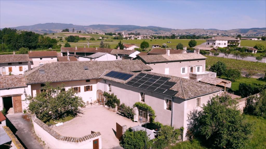 een luchtzicht op een huis met zonnepanelen erop bij Maison du figuier in Lancié