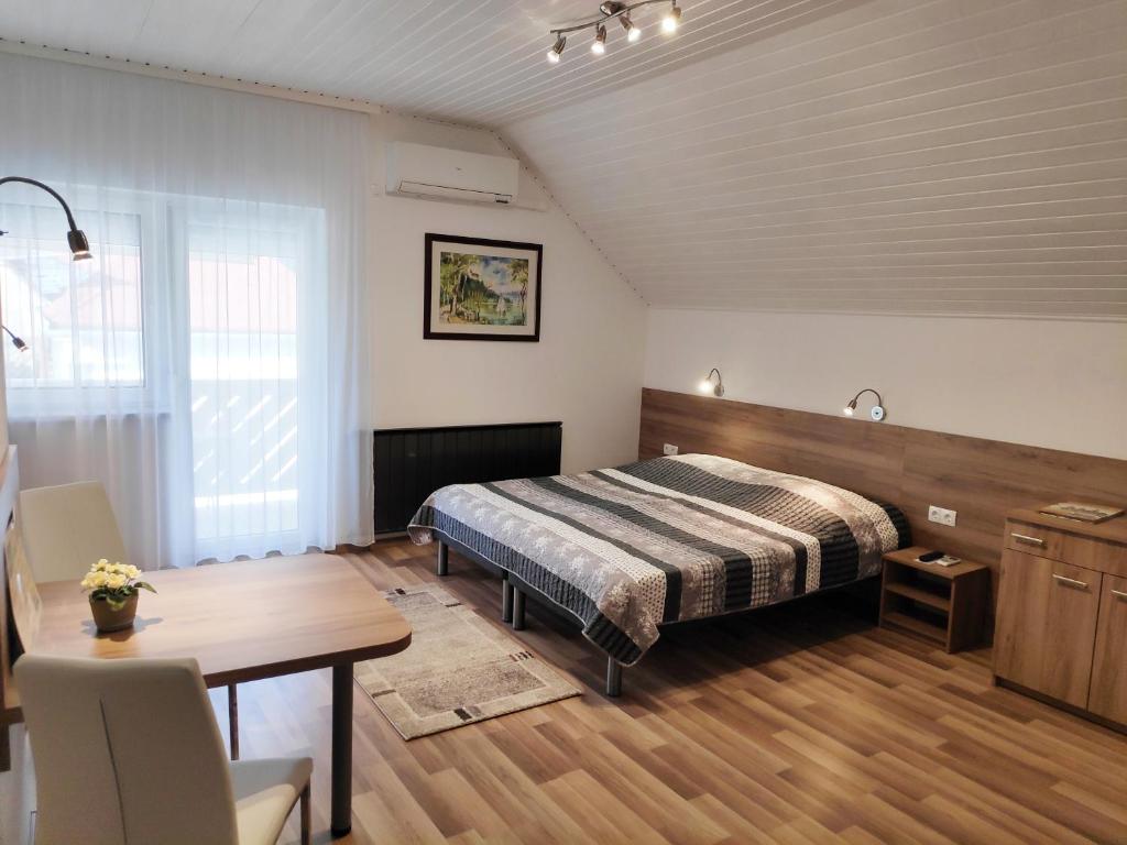Posteľ alebo postele v izbe v ubytovaní Klára Villa Apartman