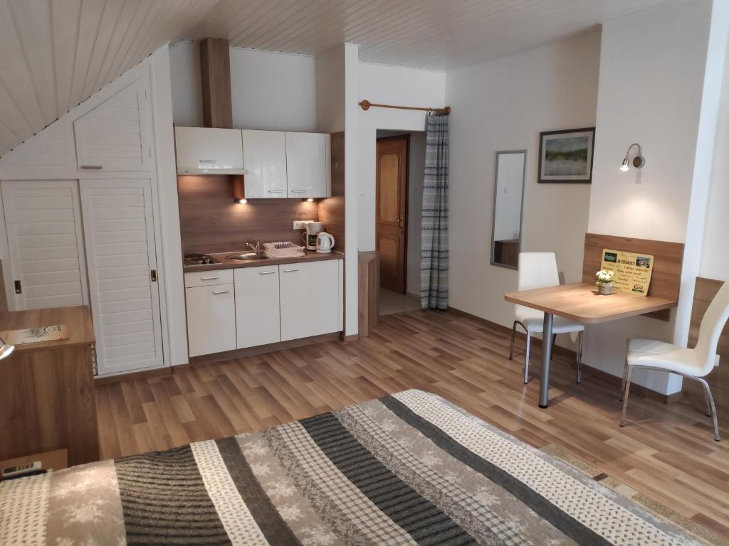 Kuchyňa alebo kuchynka v ubytovaní Klára Villa Apartman