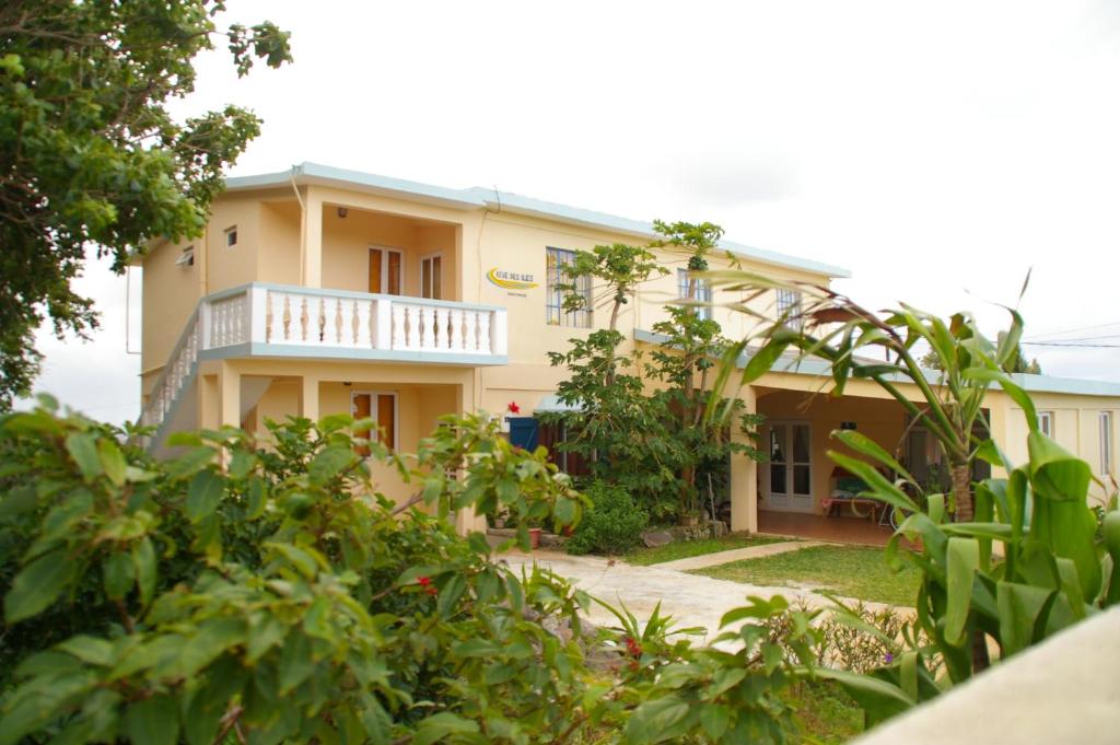 vistas a una casa desde el jardín en Rêve des Îles Guesthouse, en Rodrigues Island