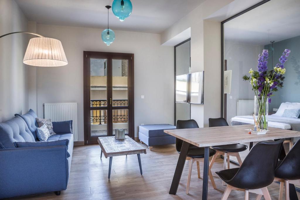 uma sala de estar com uma mesa e um sofá em Suite Royal em Argostoli