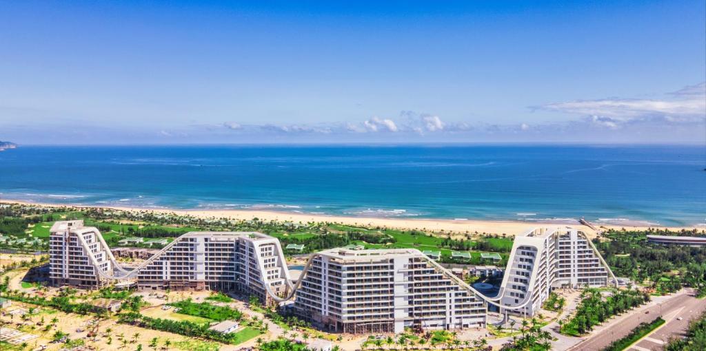 una vista aerea di un resort vicino all'oceano di FLC Grand Hotel Quy Nhon a Quy Nhon