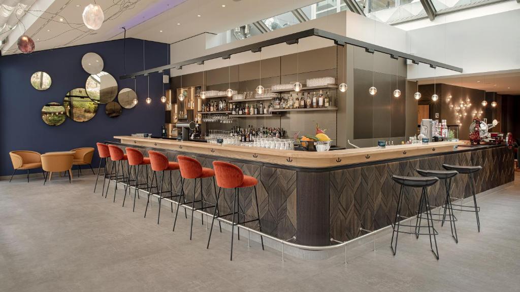 Lounge nebo bar v ubytování Hotel VierJahreszeiten am Seilersee