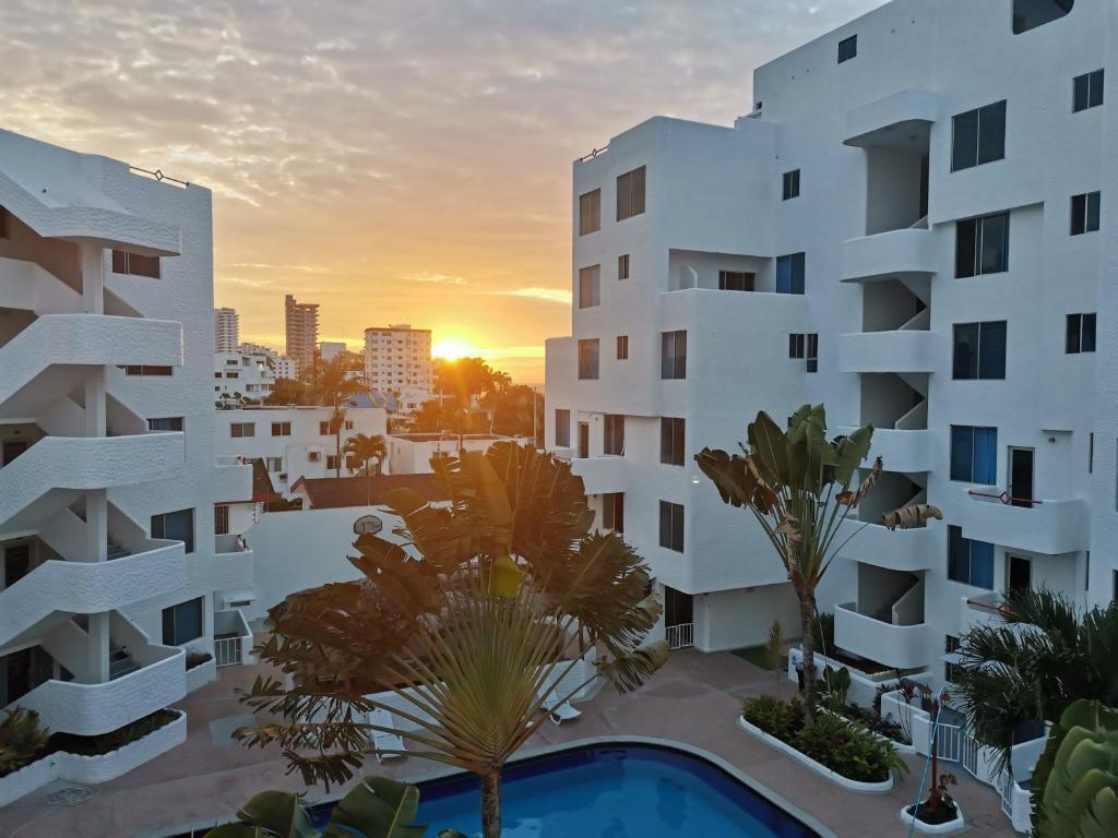 Escapaditas a la Playa في تونسوبا: اطلالة على مبنى مع غروب الشمس في الخلفية