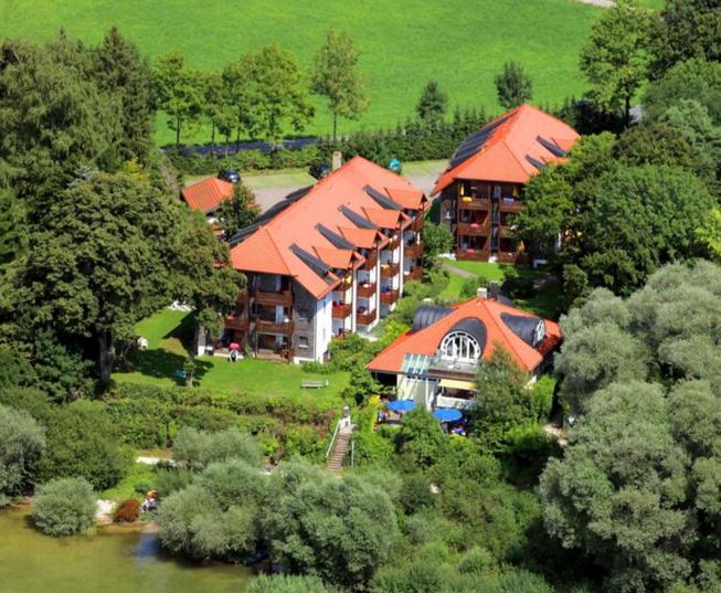 - une vue aérienne sur un bâtiment avec des arbres dans l'établissement Ferienwohnung Chiemseestrand Nr. 16, à Arlaching