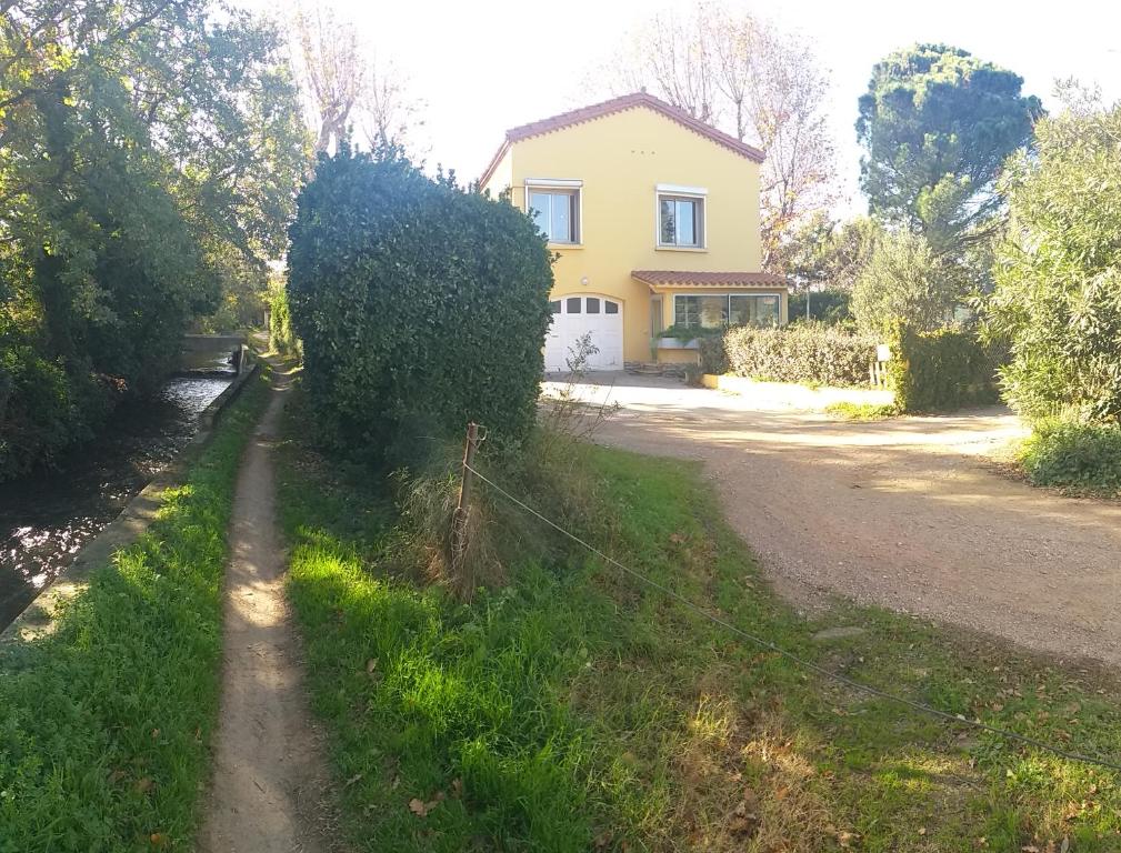 a road in front of a house at Gîte du Mas Arnaud in Thuir