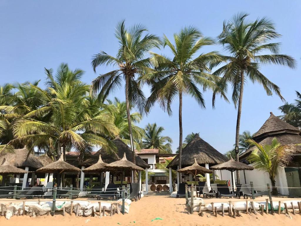 un complejo en la playa con palmeras en Boblin la Mer hotel restaurant plage en Grand-Bassam