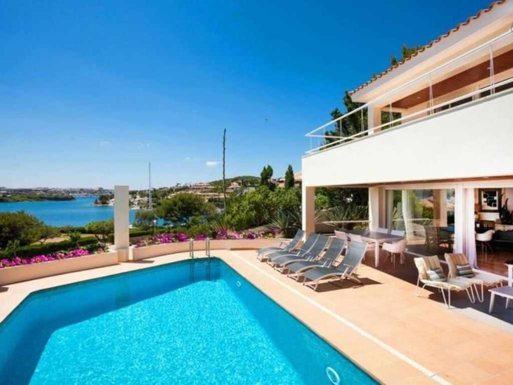 VILLA LANTANA Lujo y estilo con vistas únicas al puerto de ...
