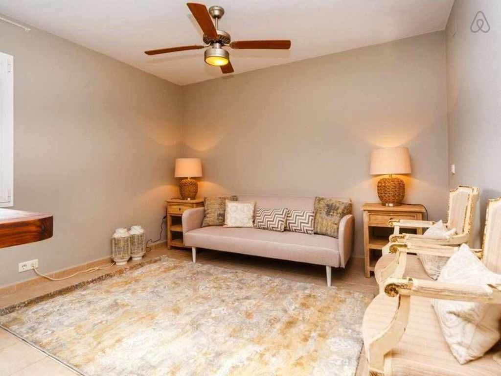 Postel nebo postele na pokoji v ubytování VILLA JARAMA Elegante chalet cerca de la playa