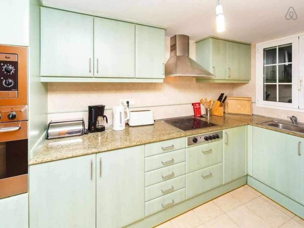 Kuchyň nebo kuchyňský kout v ubytování VILLA JARAMA Elegante chalet cerca de la playa