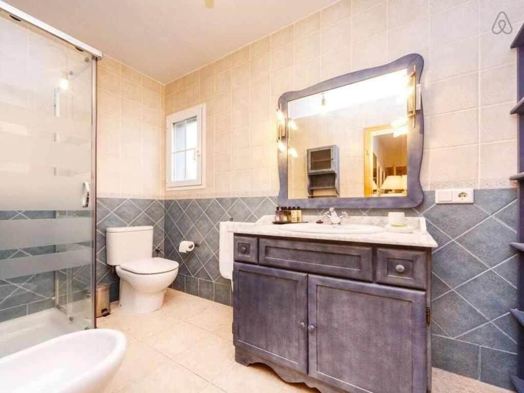Koupelna v ubytování VILLA JARAMA Elegante chalet cerca de la playa