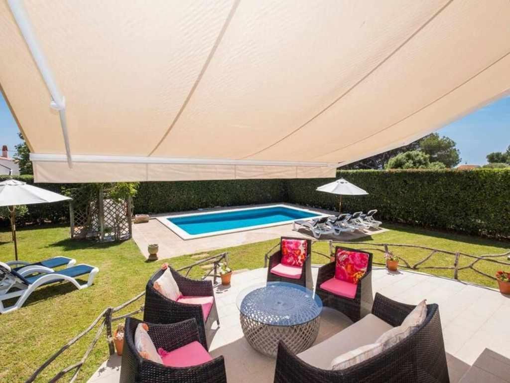 Bazén v ubytování VILLA JARAMA Elegante chalet cerca de la playa nebo v jeho okolí