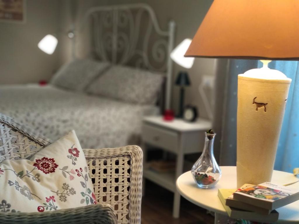 ein Schlafzimmer mit einem Bett und einem Tisch mit einer Lampe in der Unterkunft Casa Pica in Neapel