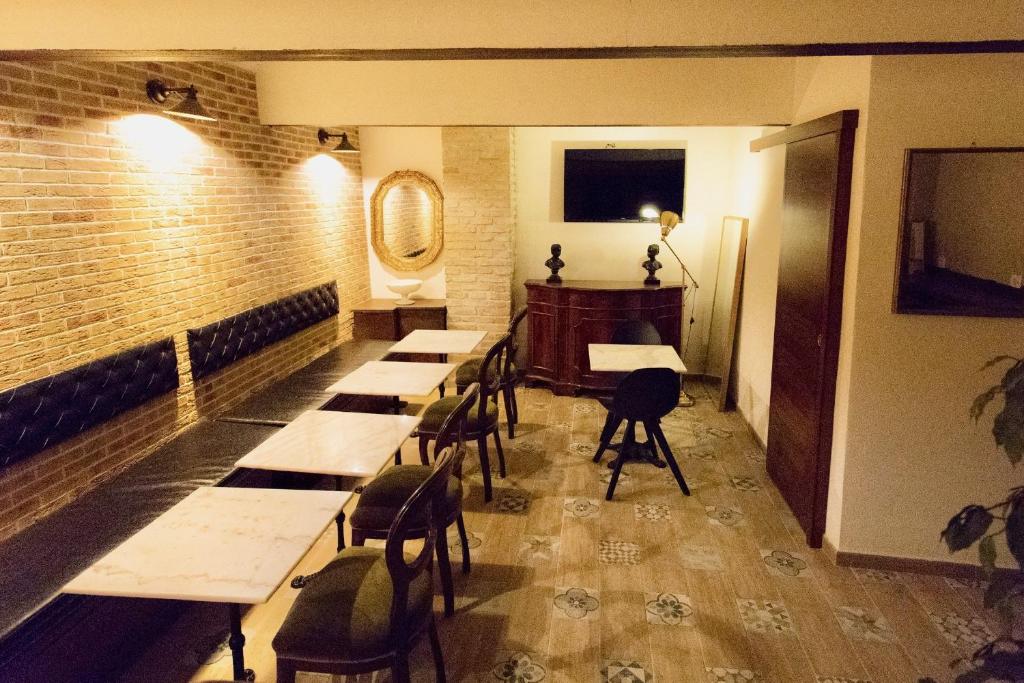 Televízia a/alebo spoločenská miestnosť v ubytovaní Navona Residenza de Charme