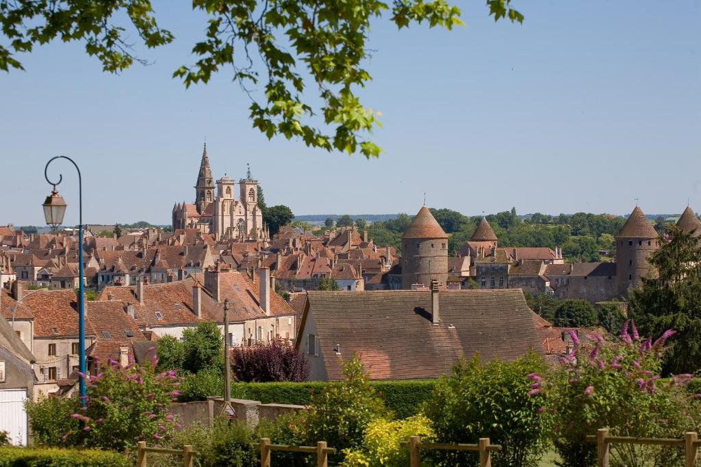 Nespecifikovaný výhled na destinaci Semur-en-Auxois nebo výhled na město při pohledu z hotelu