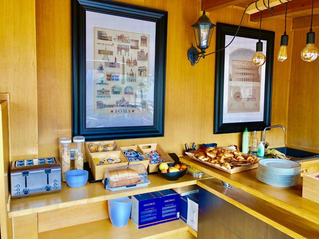 Jedlo v ubytovaní bed & breakfast alebo blízkom okolí