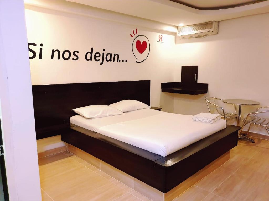 HOTEL MOTEL LOVE