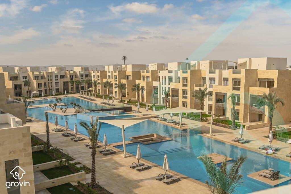 una imagen de la piscina de un complejo en Mangroovy Residence El Gouna - Grovin en Hurghada