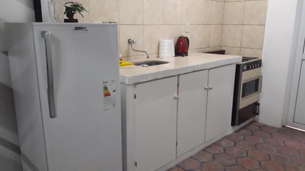 eine Küche mit einem weißen Kühlschrank und einer Spüle in der Unterkunft APART Hotel APH in Reconquista