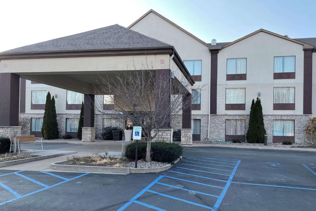 un edificio con un estacionamiento delante de él en Days Inn & Suites by Wyndham La Crosse-Onalaska, en Onalaska