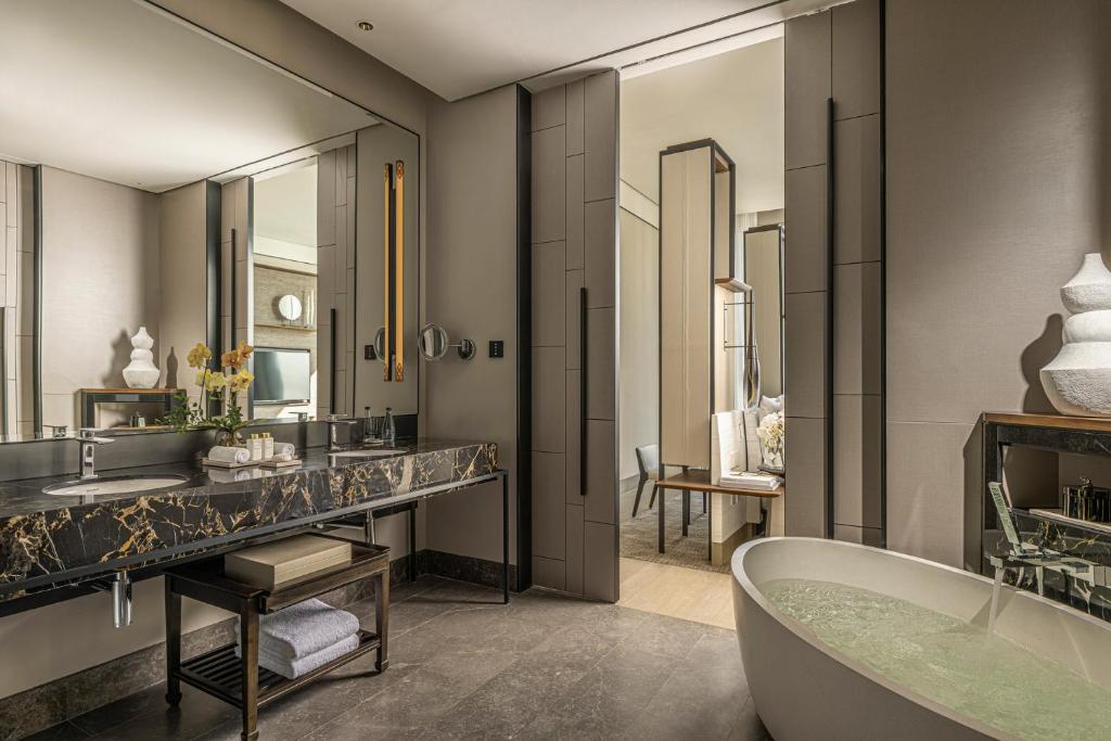 Four Seasons Hotel Bangkok at Chao Phraya River photo