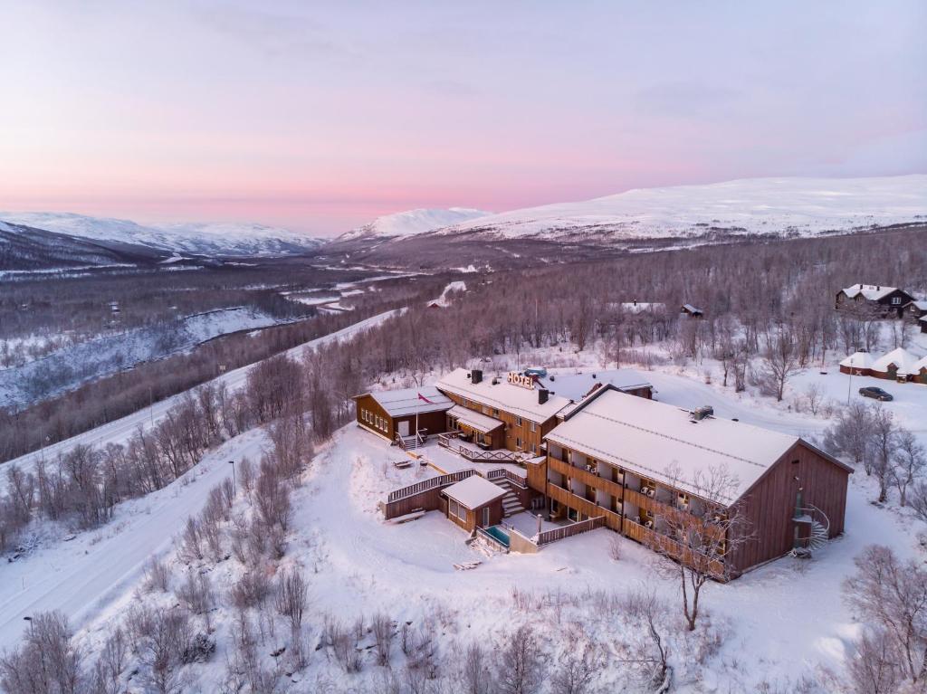 uma vista aérea de um alojamento de turismo selvagem na neve em Skaidi Hotell em Skaidi